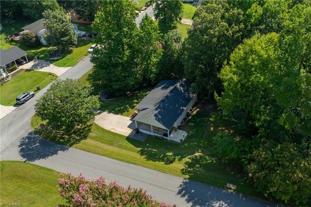 6 Oak Ridge Drive, Thomasville, NC 27360