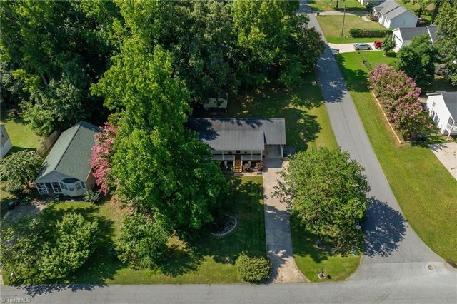 6 Oak Ridge Drive, Thomasville, NC 27360
