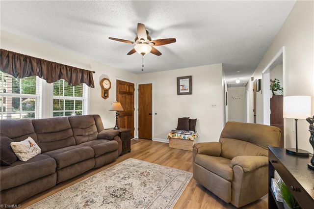 6 Oak Ridge Drive, Thomasville, NC 27360