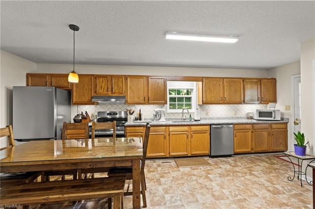 6 Oak Ridge Drive, Thomasville, NC 27360