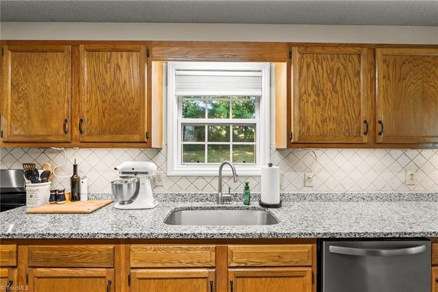 6 Oak Ridge Drive, Thomasville, NC 27360