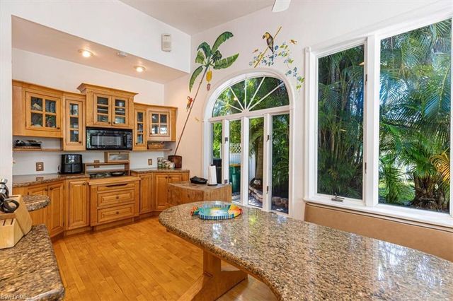 221 Viking WAY, Naples, FL 34110