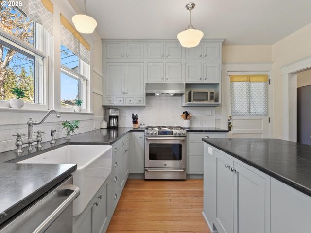 15003 Nw SEWARD Rd, Vancouver, WA 98685