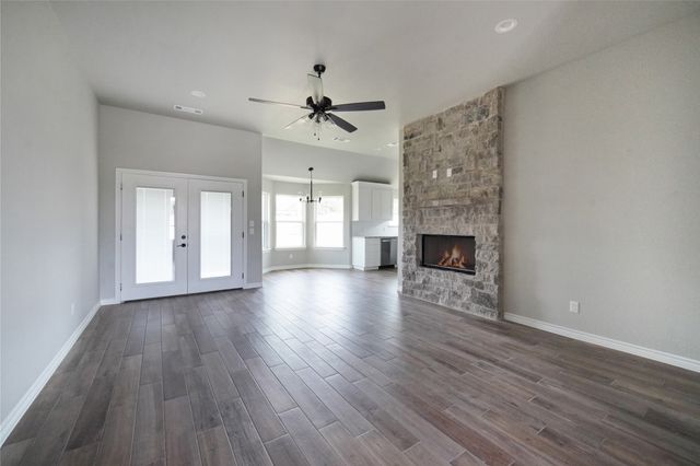 1607 W College, Jacksboro, TX 76458