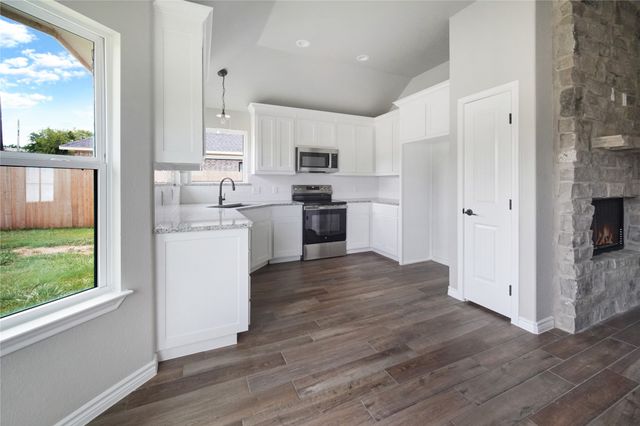 1607 W College, Jacksboro, TX 76458