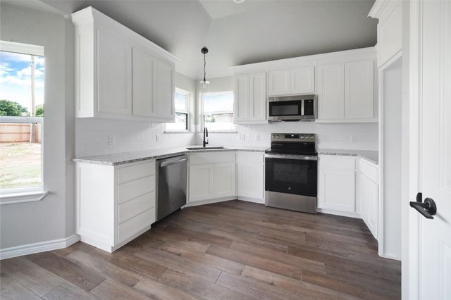 1607 W College, Jacksboro, TX 76458