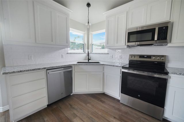 1607 W College, Jacksboro, TX 76458