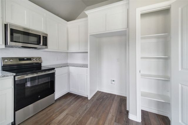 1607 W College, Jacksboro, TX 76458