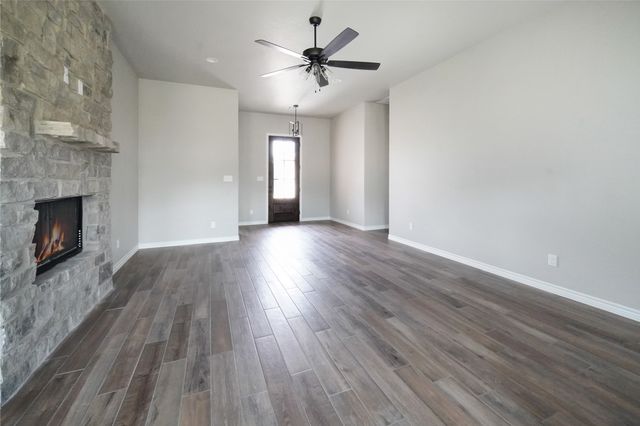 1607 W College, Jacksboro, TX 76458