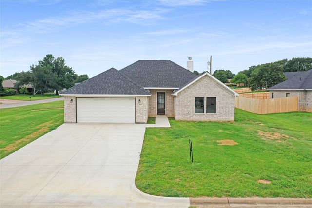 1607 W College, Jacksboro, TX 76458
