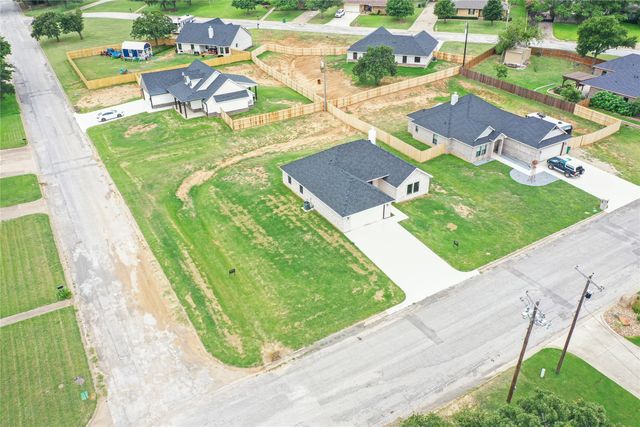 1607 W College, Jacksboro, TX 76458