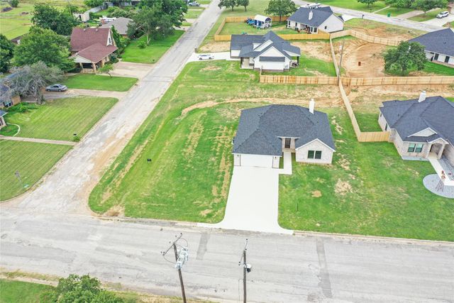 1607 W College, Jacksboro, TX 76458