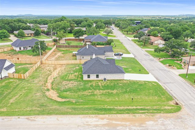 1607 W College, Jacksboro, TX 76458