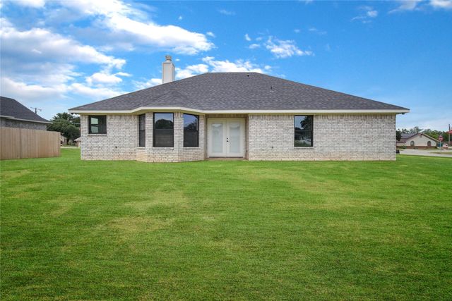 1607 W College, Jacksboro, TX 76458