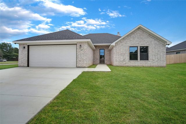 1607 W College, Jacksboro, TX 76458