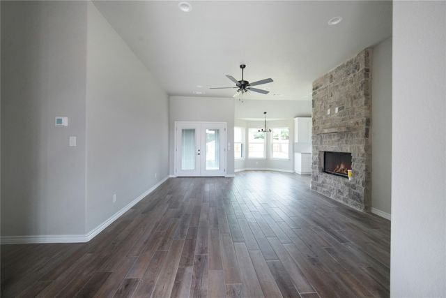 1607 W College, Jacksboro, TX 76458