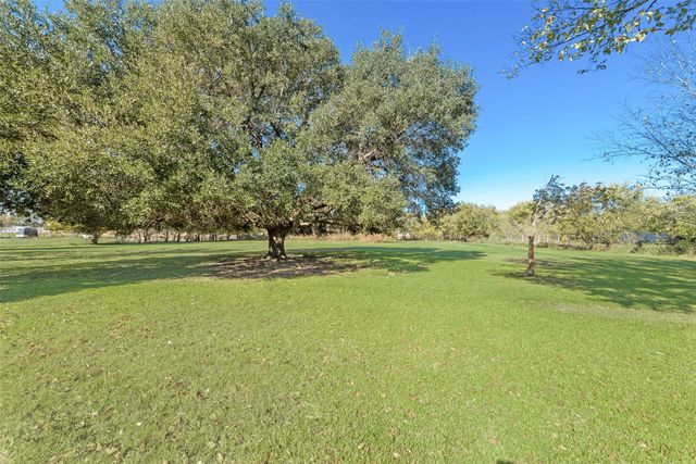 646 Liska Road, Ennis, TX 75119