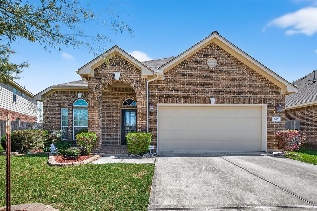 203 Brookwood Park Lane, Dickinson, TX 77539