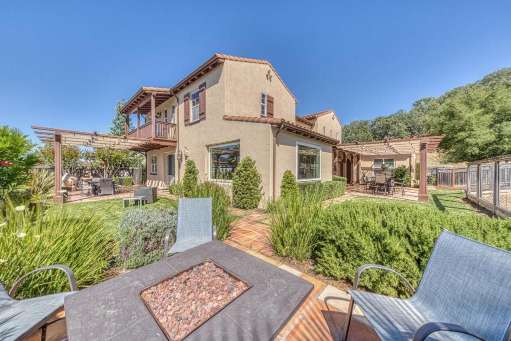 Image 5 of property listing at 7271 Eagle Ridge Drive, Gilroy, CA 95020