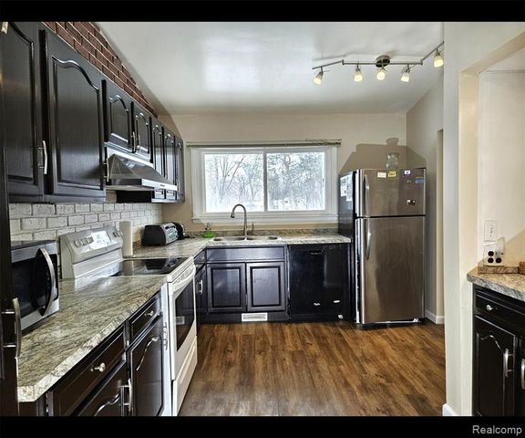 496 E Lovell Drive, Troy, MI 48085