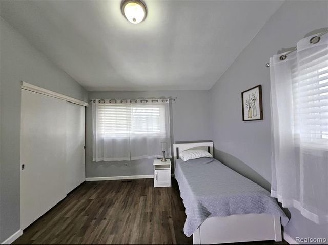 496 E Lovell Drive, Troy, MI 48085