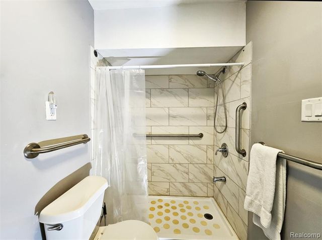 496 E Lovell Drive, Troy, MI 48085