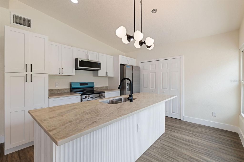 Image 8 of property listing at 4431 SOUTHMORE DRIVE, Orlando, FL 32812