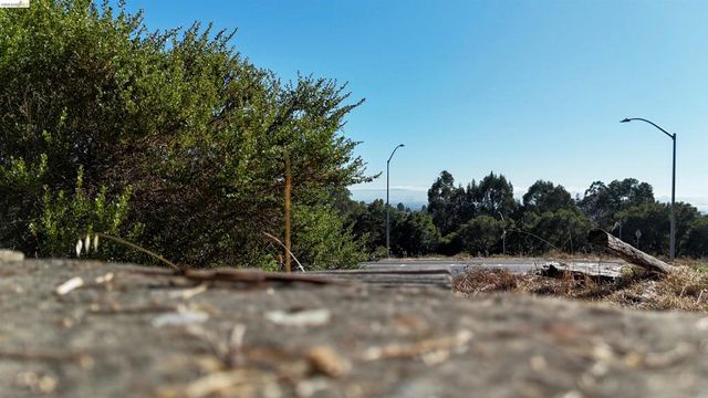 8 Hiller Dr., Oakland, CA 94618