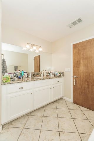 240 S Bailey Avenue, Fresno, CA 93727