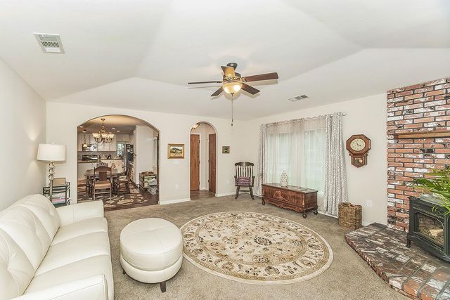 240 S Bailey Avenue, Fresno, CA 93727