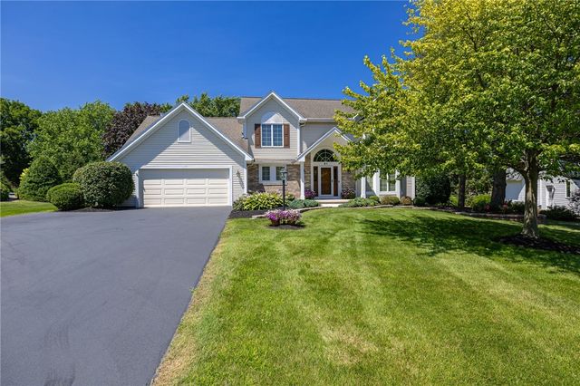 51 Walnut Hill Dr, Penfield, NY 14526