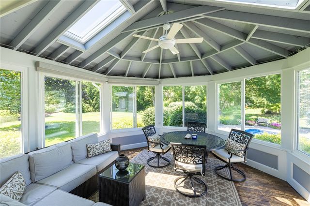 51 Walnut Hill Dr, Penfield, NY 14526