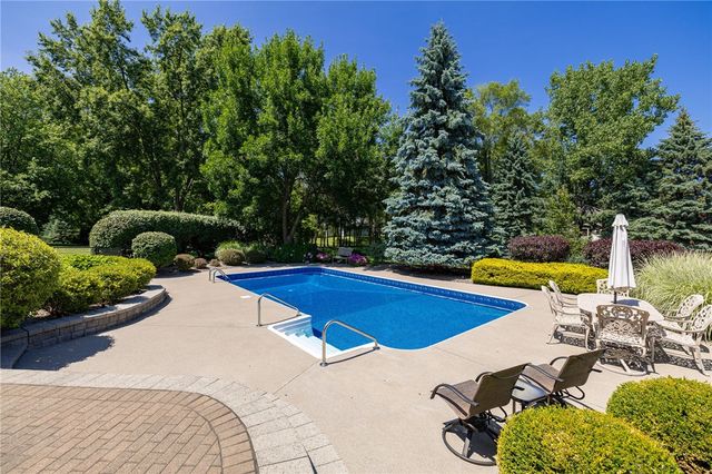 51 Walnut Hill Dr, Penfield, NY 14526