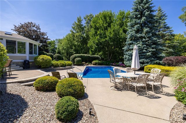 51 Walnut Hill Dr, Penfield, NY 14526