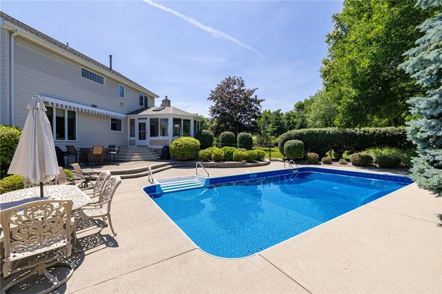 51 Walnut Hill Dr, Penfield, NY 14526