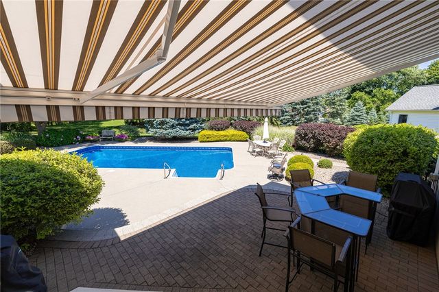 51 Walnut Hill Dr, Penfield, NY 14526