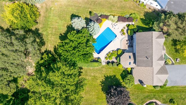 51 Walnut Hill Dr, Penfield, NY 14526