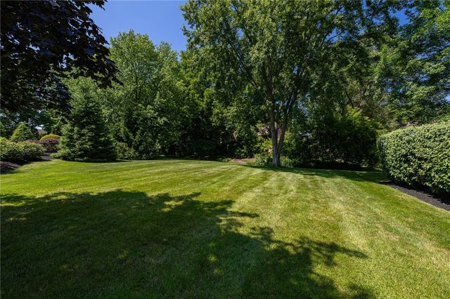 51 Walnut Hill Dr, Penfield, NY 14526