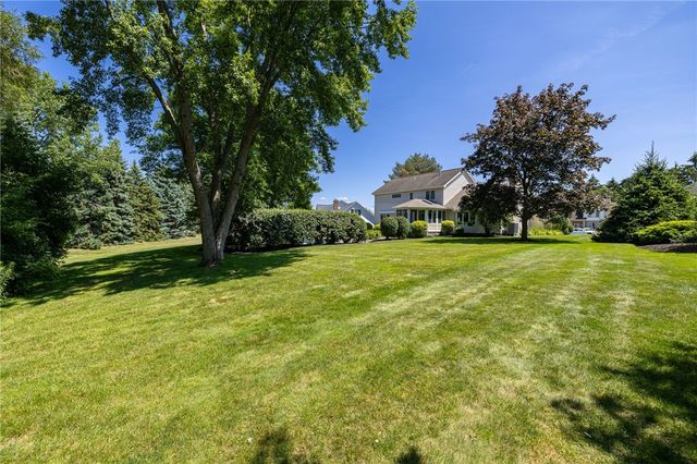 51 Walnut Hill Dr, Penfield, NY 14526