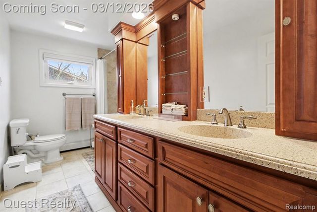 28094 Wildwood Trail, Farmington, MI 48336