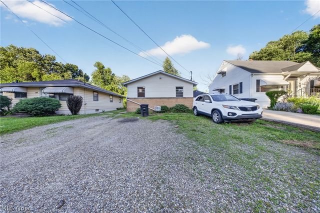 1095 Saint Michaels Avenue, Akron, OH 44320