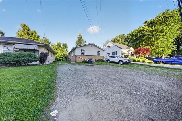 1095 Saint Michaels Avenue, Akron, OH 44320