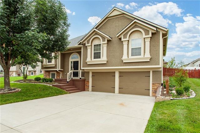 1002 SW Eagle Drive, Oak Grove, MO 64075