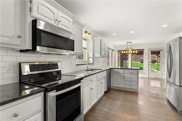 1002 SW Eagle Drive, Oak Grove, MO 64075