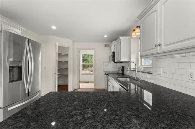 1002 SW Eagle Drive, Oak Grove, MO 64075
