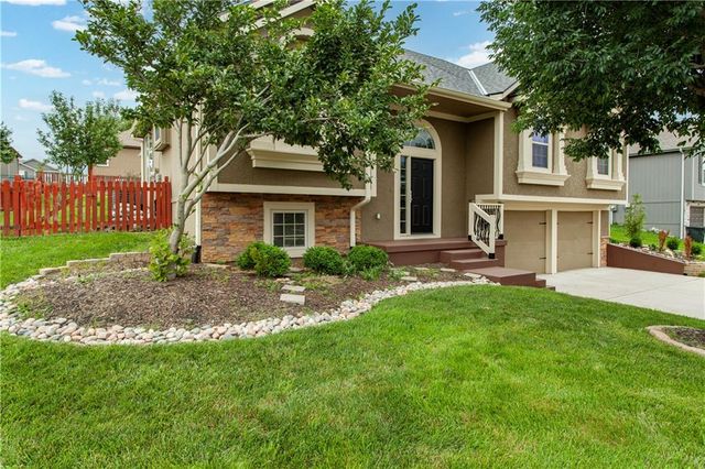1002 SW Eagle Drive, Oak Grove, MO 64075