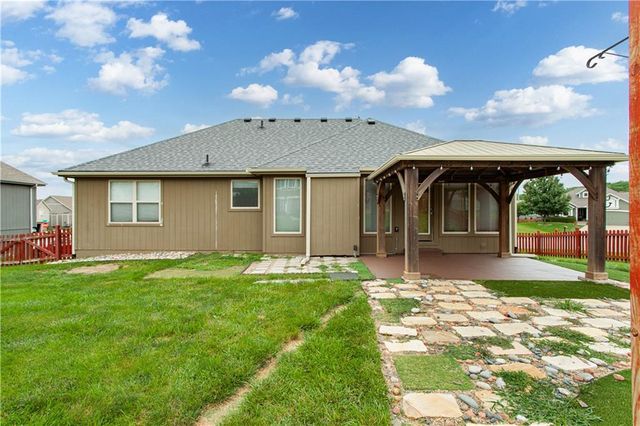 1002 SW Eagle Drive, Oak Grove, MO 64075