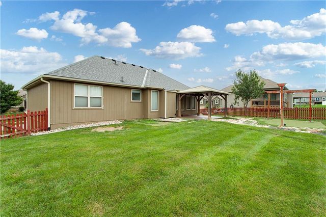 1002 SW Eagle Drive, Oak Grove, MO 64075