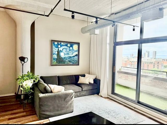 900 N Kingsbury Street 880, Chicago, IL 60610