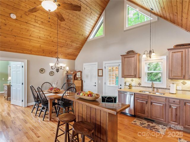370 Appaloosa Trail, Burnsville, NC 28714